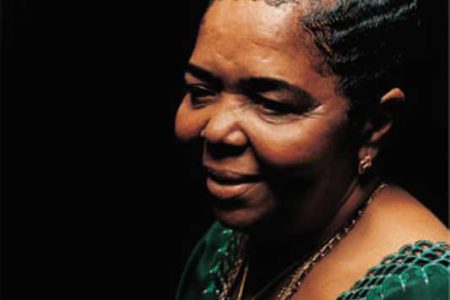 Cesaria Evora – Müziğin çıplak ayaklı divası