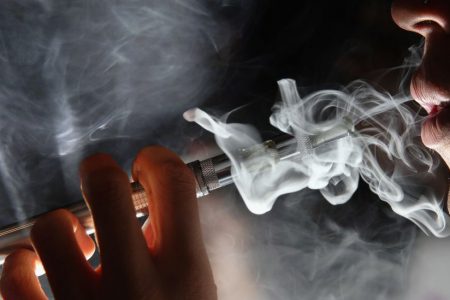 ABD’de ‘elektronik sigaraya bağlı’ gizemli akciğer hastalığından ilk ölüm
