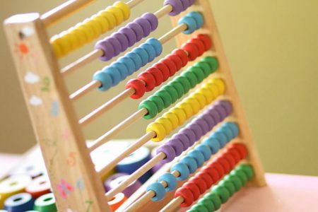 Çocuklar sayıları söylemeden önce saymayı öğreniyor