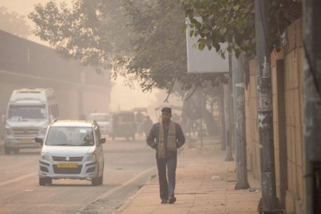 Yeni Delhi’de kırmızı alarm: Maske dağıtılıyor