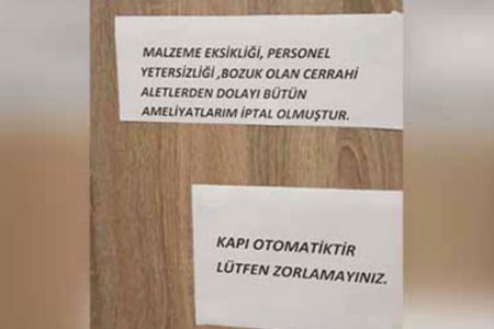 Poliklinik kapısına ‘Ameliyatlarım iptal oldu’ yazısı asan doktora soruşturma