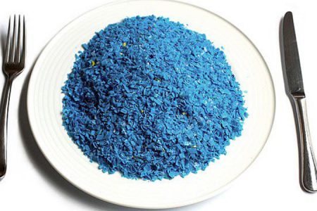 Her hafta kredi kartı büyüklüğünde plastik yiyoruz