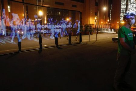 Brüksel’de çevre örgütlerinden hologramlı eylem