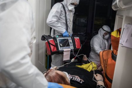 Koronavirüs servislerinde çalışan doktorlar: Normalleşme için henüz erken