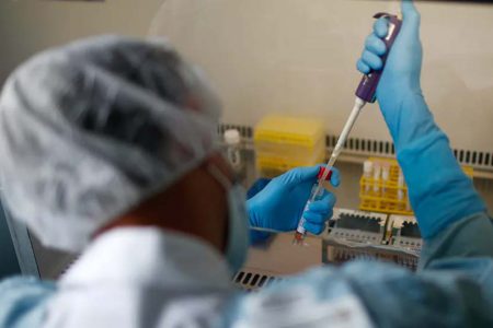 Ölümcül kokteyl: Bilim insanları Kovid-19’un yüksek bulaşıcılığının nedenlerini açıkladı