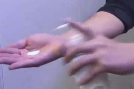 Koronavirüsün yayılma hızını 30 saniyelik videolu deneyle gösterdiler