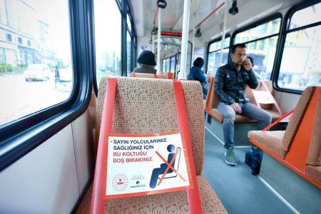 Bilim insanları ‘kanıt var’ dedi, DSÖ’nün önerdiği mesafenin yeterli olmadığını iddia etti: Saatlerce artabiliyor