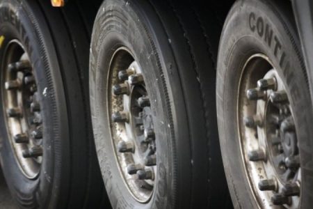 Araç lastiklerinden kopan mikroplastikler okyanuslardaki kirliliğin en büyük kaynağı