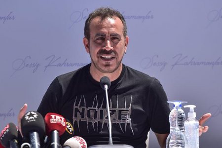 Sağlıkçılar coronaya yenik düşen meslektaşları için türkü seslendirdi