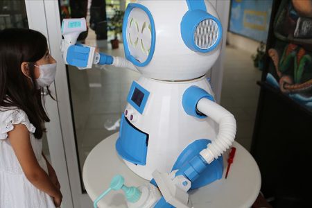 Ateş Ölçüp Dezenfektan Sıkan, Maske Veren Robot Geliştirdiler
