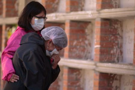 Bazı bilim insanları koronavirüsün pandemi değil sindemi olduğunu söylüyor