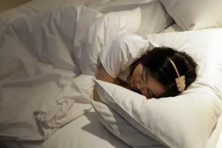 Uykuda olan ve rüya gören insanlarla iletişimin yolu bulundu