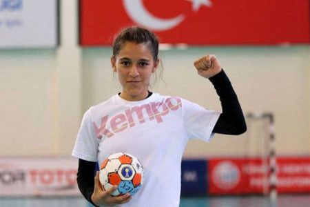Merve Akpınar: Şanlıurfalı 13 yaşındaki hentbol oyuncusuna yüzde 100 eğitim ve spor bursu verildi