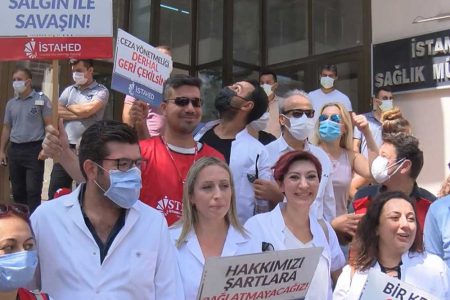 Grev yapacaklarını önceden duyuran aile hekimlerinden İstanbul İl Sağlık Müdürlüğü önünde eylem