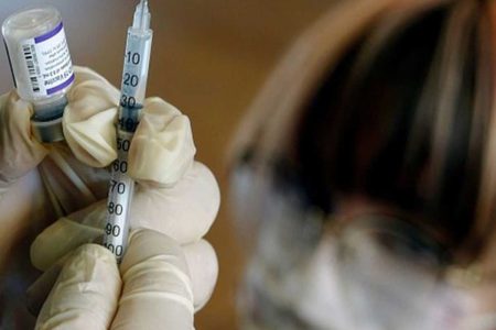 Hollanda’da babasının Covid aşısı olmasına izin vermediği 12 yaşındaki çocuk mahkemeye başvurarak aşı olma hakkı kazandı