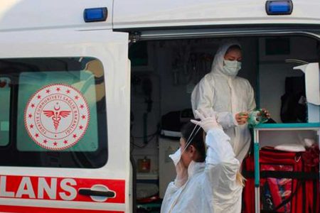 Toplumun sadece yüzde 58’i aşılı, önlemler azaltıldığında vakalar da artacak