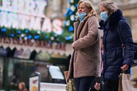İngiltere’de Omicron vakaları hızla artıyor, Kraliçe Noel yemeğini iptal etti