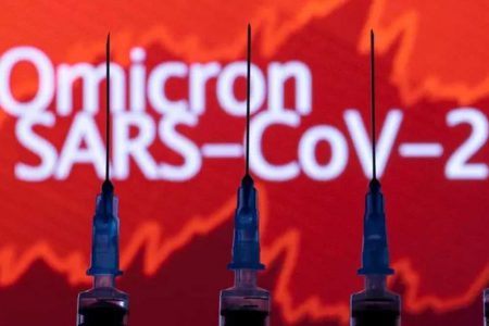 Omicron’un neden daha hızlı bulaşıp daha az ölümcül göründüğünün sırrı çözülüyor