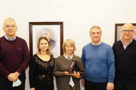 BTO’dan Av. Ziynet Özçelik’e Teşekkür Plaketi