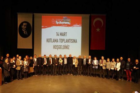 Meslekte 30, 40, 50, 60 ve 70’inci yıllarını dolduran hekimlere plaket