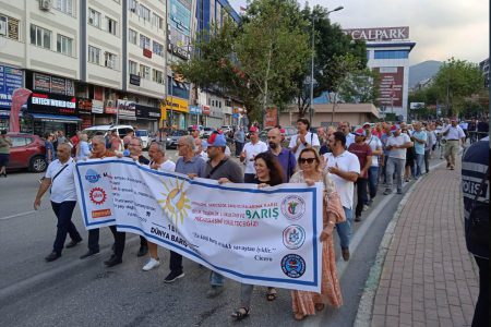 Barışın umudunu büyütmeye çağırıyoruz