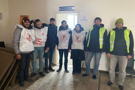 Deprem Bölgesindeki TTB Heyeti, Çevre İllerden Gelen Hekimler ve Sağlık Emekçileri ile Birlikte Revir Kurdu