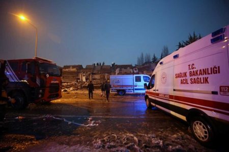Sağlık çalışanları: Biz de depremzedeyiz!