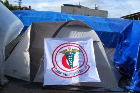 Deprem Bölgesinde Sağlık Hizmetlerinin Organizasyonunda Sorunlar Sürmektedir