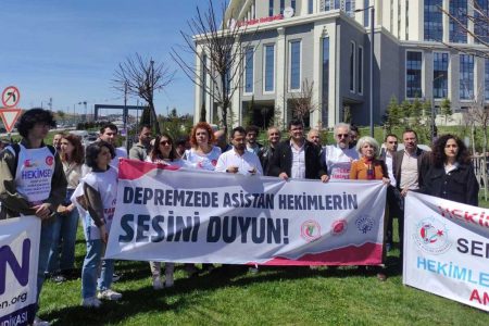 Asistan Hekimler Sorunlarının Çözümü ve Eğitim Hakları İçin Sağlık Bakanlığı Önündeydi: Sesimizi Duyun!