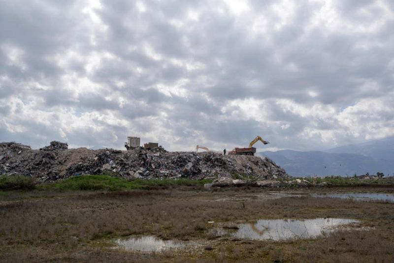 Samandağ'da bir enkaz döküm alanı
