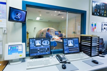Radyodiagnostik Alanında Toplum Sağlığını Riske Atan, Hekim Emeğini Değersizleştiren ve Uzmanlık Eğitimini Niteliksizleştiren Hizmet Alımı Uygulamasına Son Verilmeli; “Teleradyoloji Kılavuzu” Ölçüt Alınmalıdır