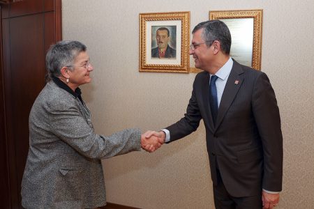 TTB Merkez Konseyi, Görevden Alınma Davası Öncesinde CHP Genel Başkanı Özgür Özel, TBMM’deki Adalet Nöbeti’ni Ziyaret Etti