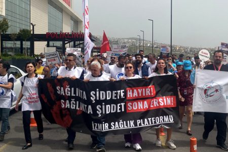 İzmir’de Hekimler/Sağlık Emekçileri Sağlıkta Şiddete Karşı İş Bıraktı