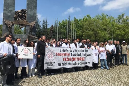 Tıp Fakültesi Öğrencilerinden “Tıbbiyeli Biat Etmez” Eylemi